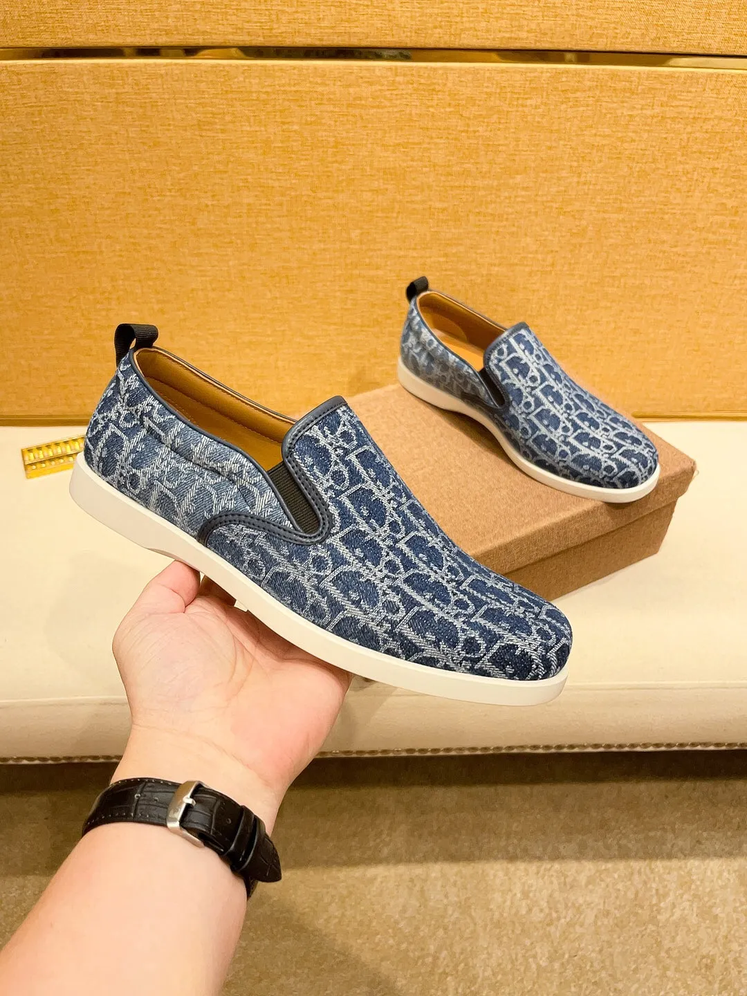 Factory price 380🔥[Dior] The latest 2024 new model is carefully crafted and set off the audience! An international brand that continues to innovate. This men's all-season casual shoe, the original version, has an all-leather upper, breathable and comfortable leather feet ➕Rubber non-slip outsole, breathable and comfortable, quality speaks for itself👄Color: two colors Size: 38-44